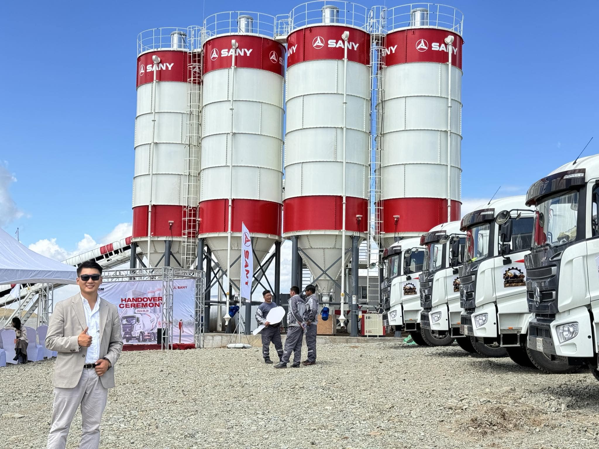 Un impianto di betonaggio e dieci autobetoniere da 12 metri cubi sono stati consegnati a un'impresa di costruzioni in Mongolia.
