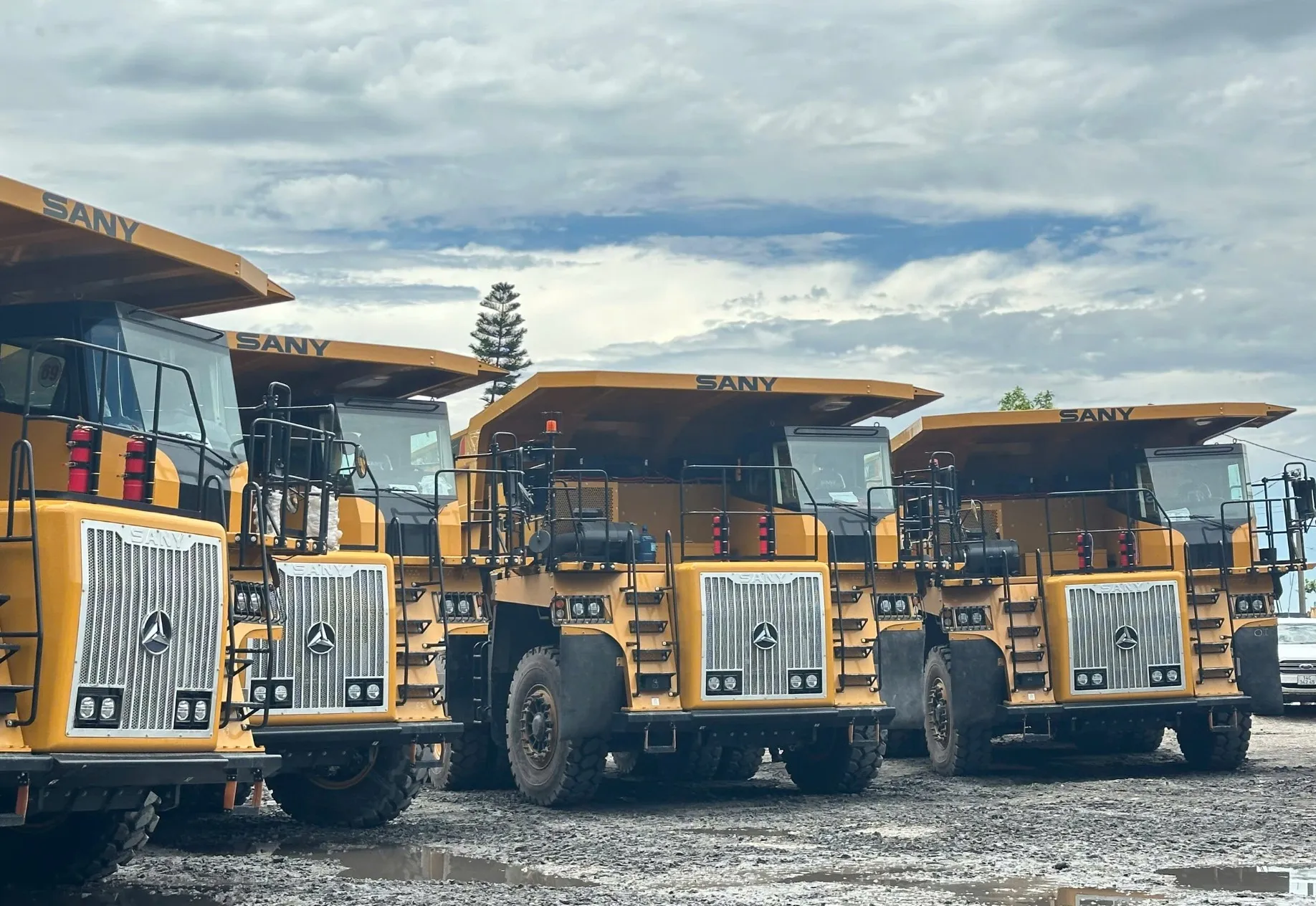 SANY, together with VITRAC, successfully delivered 12 SKT160V mining trucks to customers in Vietnam, representing another breakthrough for SANY in Vietnam’s new-energy mining truck market.